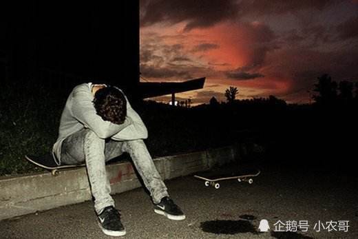 小伙初出社会,因为穷,被女友无情抛弃,心理无法承受生活与感情的双重