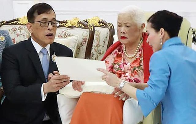 玛哈·哇集拉隆功|泰王庆祝母后大寿本该举国同庆，谁料抗议者示威不断，炮轰君主制