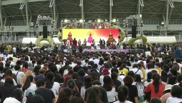 玛哈·哇集拉隆功|泰王庆祝母后大寿本该举国同庆，谁料抗议者示威不断，炮轰君主制