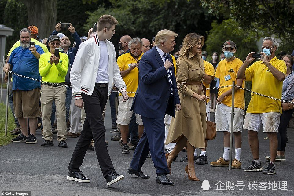 唐纳德·特朗普|特朗普携妻儿返回白宫：梅拉尼娅太美，巴伦太帅，特朗普太阴沉