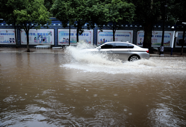 强降雨致昆明出现8个重度淹积水点!10个站点降雨超过100毫米!
