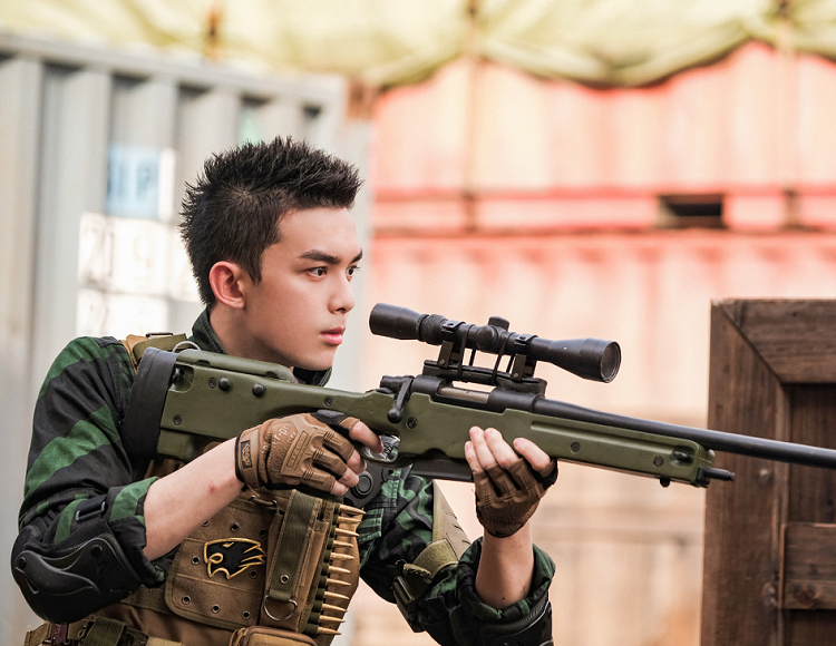 吴磊也太惨了吧穿越火线大结局海报全员都在就他没在