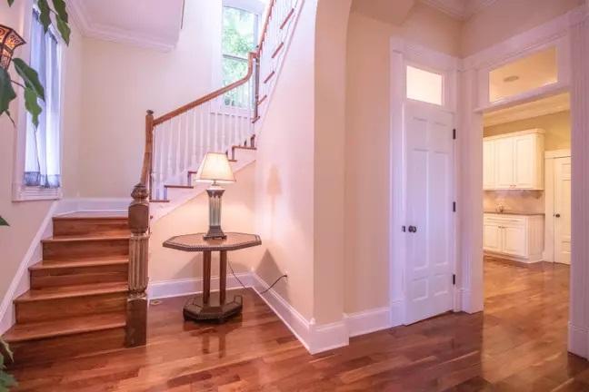 美国一处老宅翻新后挂牌出售 神秘地下室有九间牢房 腾讯新闻