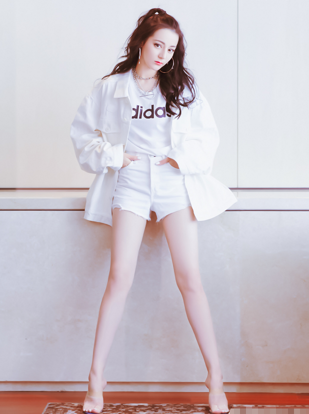 迪丽热巴站在树下拍美照,当她弯下腰把腿伸直后,"直线腿"绝了!