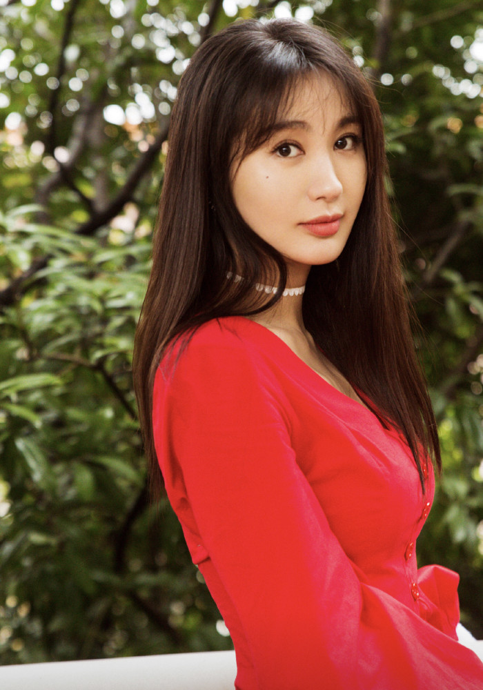 李菲儿太任性出席活动故意将上衣露肩穿却意外很好看