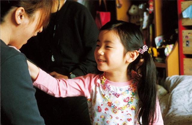 《无人知晓》:被藏在行李箱的小孩子,生而不养算母亲吗?