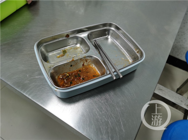 派出所食堂每天按用餐人数备菜所长展示光盘