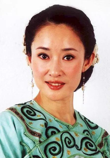 饰演陈青莲的盖丽丽也确实是以为优秀的演员,出道初期就凭借《挑战》