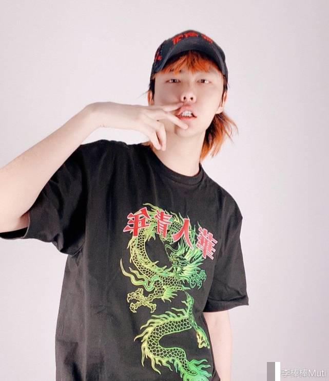 《新说唱》选手向吴亦凡求抱,吴亦凡称这种人能骗女孩,网友调侃其内行