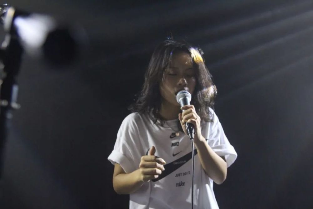 很显然蛙池在这批观众里的人缘已经非常坚实了,观众