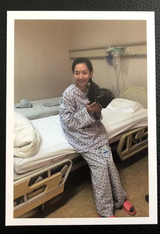 下了手术台后坚强如小铁人的王芳才感受到了生命的真谛