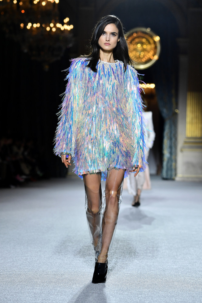 闪亮的镭射单品炫光夺目成为全场的焦点存在