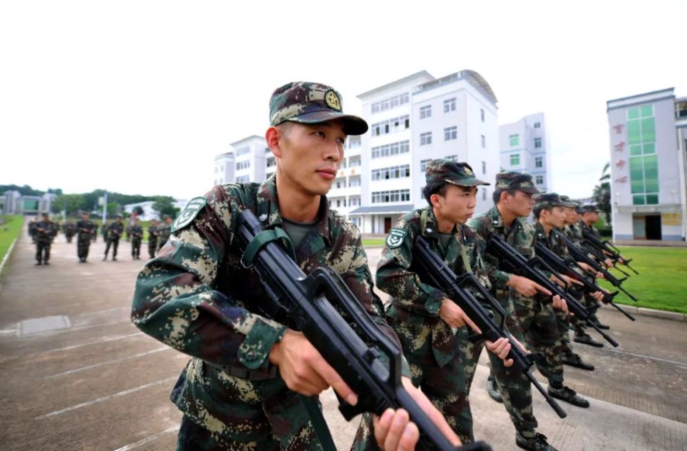 火箭军某部召集预备役士兵返岗复训