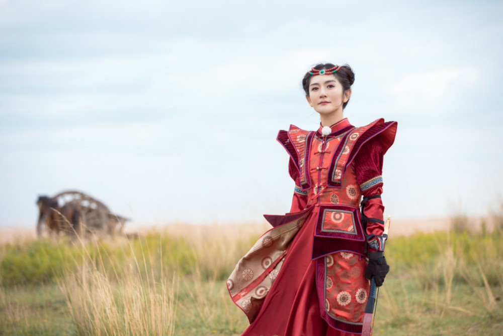 谢娜变"草原小公主",穿红色民族服装绑哪吒头,明艳又俏皮