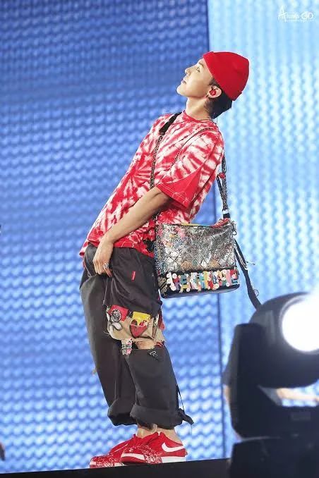 一脚蹬20时代开启从权志龙踩跟到如今donda成员集体推出果然一脚蹬才