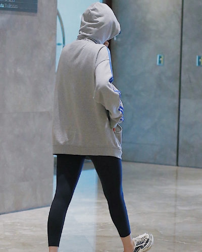 赵小棠|赵小棠路人照曝光，全副武装不露脸，不料真实腿型却看呆众人