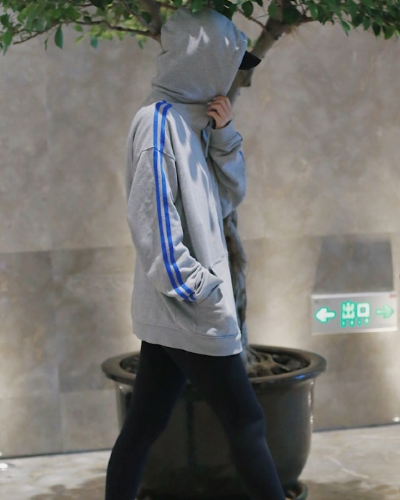 赵小棠|赵小棠路人照曝光，全副武装不露脸，不料真实腿型却看呆众人