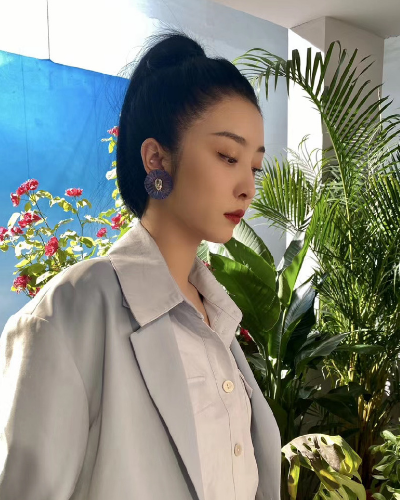 赵小棠|赵小棠路人照曝光，全副武装不露脸，不料真实腿型却看呆众人