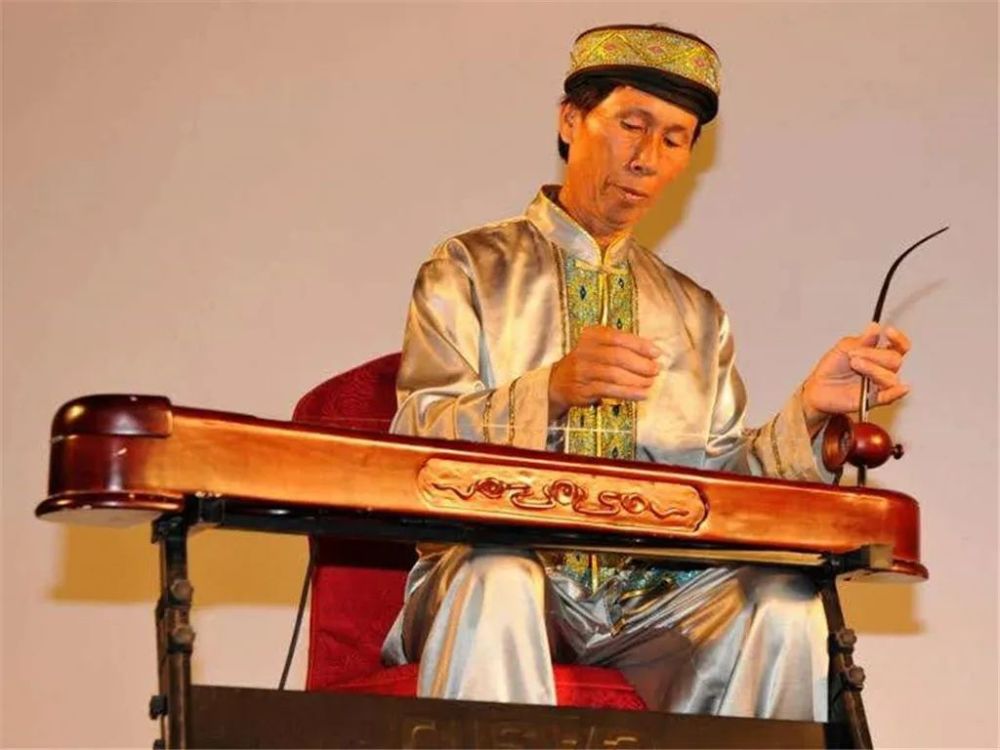 少女苏琪岚和几位小伙伴站在村子里金色的沙滩上,面朝大海,用独弦琴