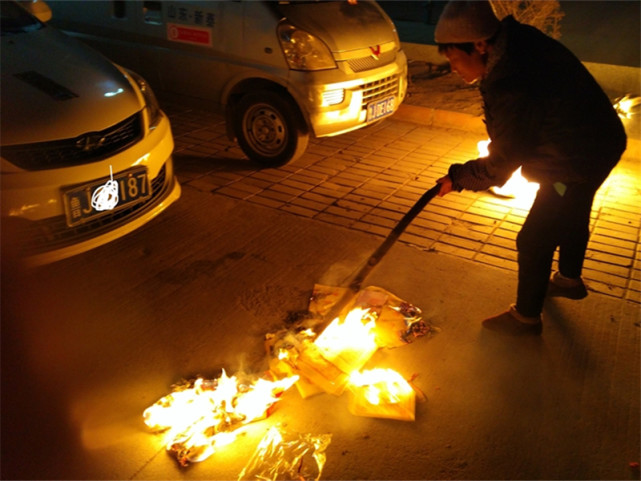 喜提新车烧纸祈福,不料点燃旁边大众,网友:一次提了3台车!