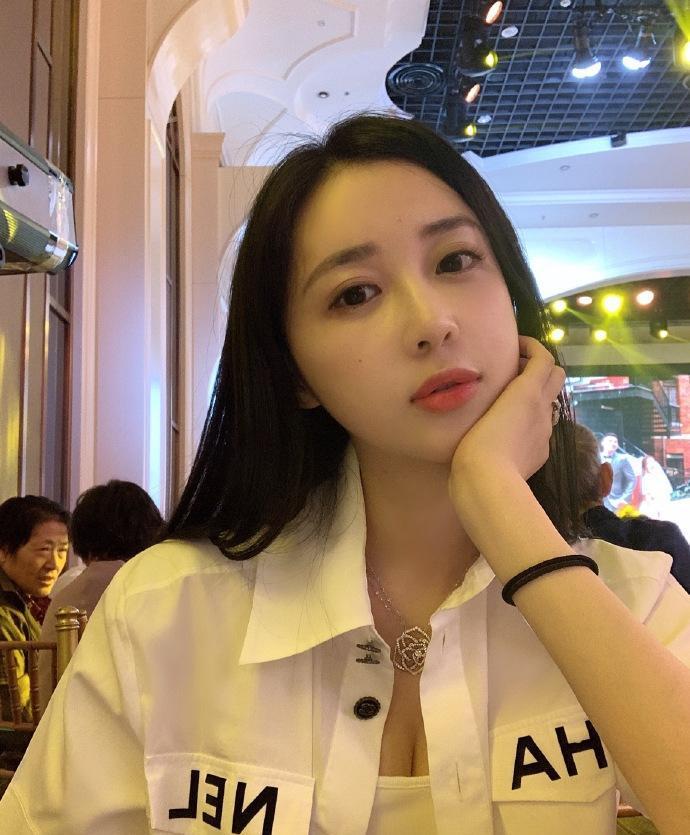 潘玮柏|潘玮柏岳母照片被曝光，一身奢侈品与女儿同框像姐妹