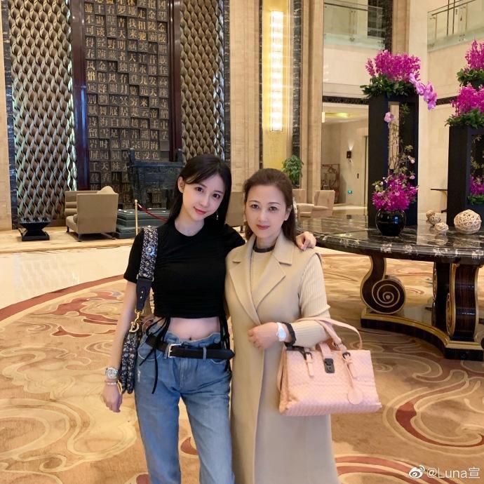 潘玮柏|潘玮柏岳母照片被曝光，一身奢侈品与女儿同框像姐妹