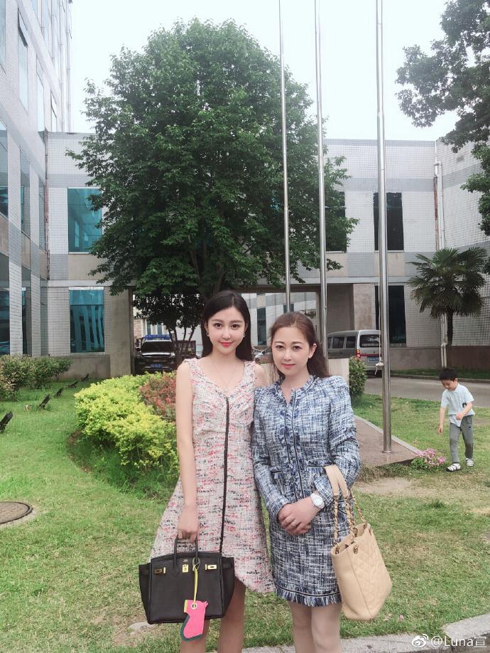 潘玮柏|潘玮柏岳母照片被曝光，一身奢侈品与女儿同框像姐妹