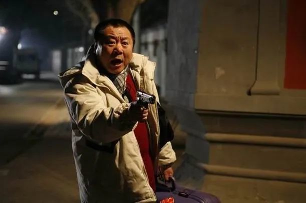 的中年男人老崔(范伟 饰)回国跟妻子办离婚,却发现让自己后院起火的