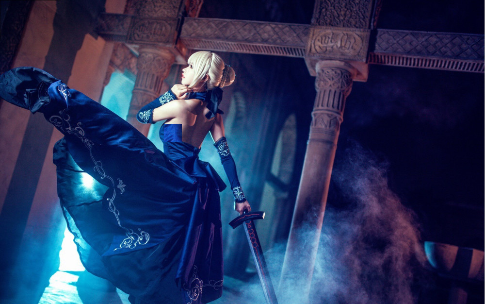 fgo黑saber绝美还原,露背长裙优雅知性,挥剑的吾王太御了