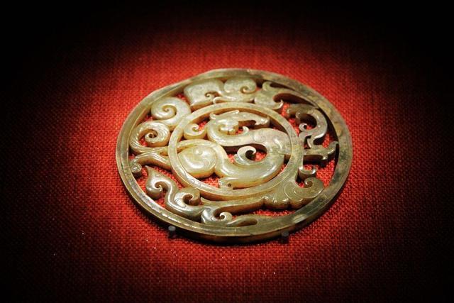 第5, 汉代的透雕龙凤纹重环玉佩