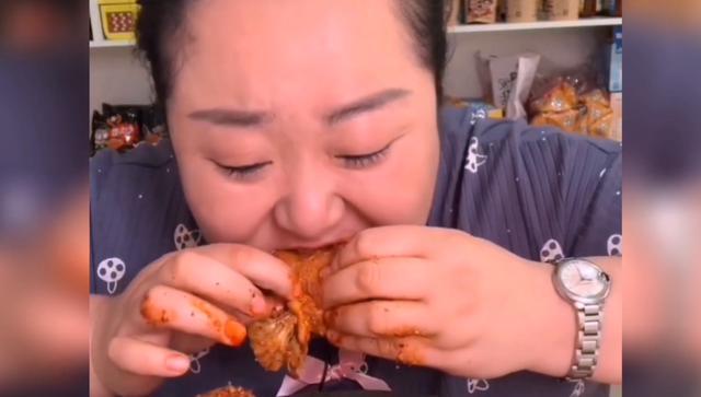 央视狠批大胃王吃播背后假吃催吐弄虚作假暴饮暴食透支身体