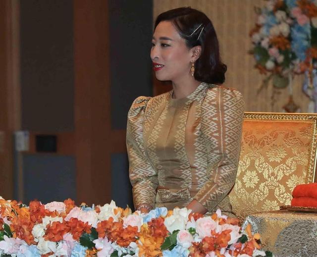 泰国帕公主罕见剪短发,模仿亲妈发型气场十足,疑似讨泰王喜爱