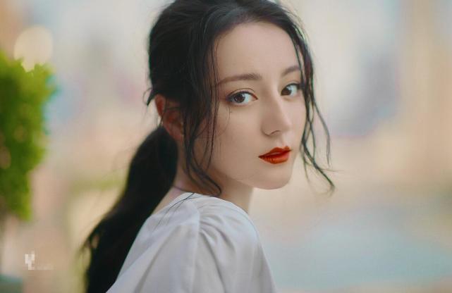 迪丽热巴最新美图,戴眼镜太杀了,妥妥的霸道女总裁