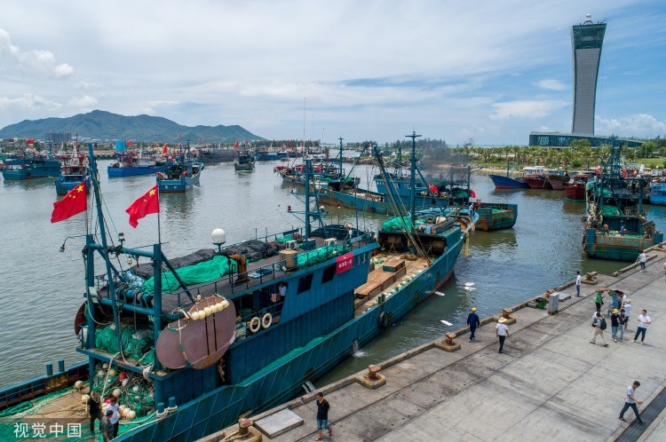 2020年8月16日,海南省临高县的武莲渔港,渔船扬帆起航.(陈元才
