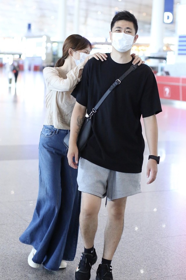 李艾和老公机场牵手大撒狗粮 开心到手舞足蹈毫无包袱