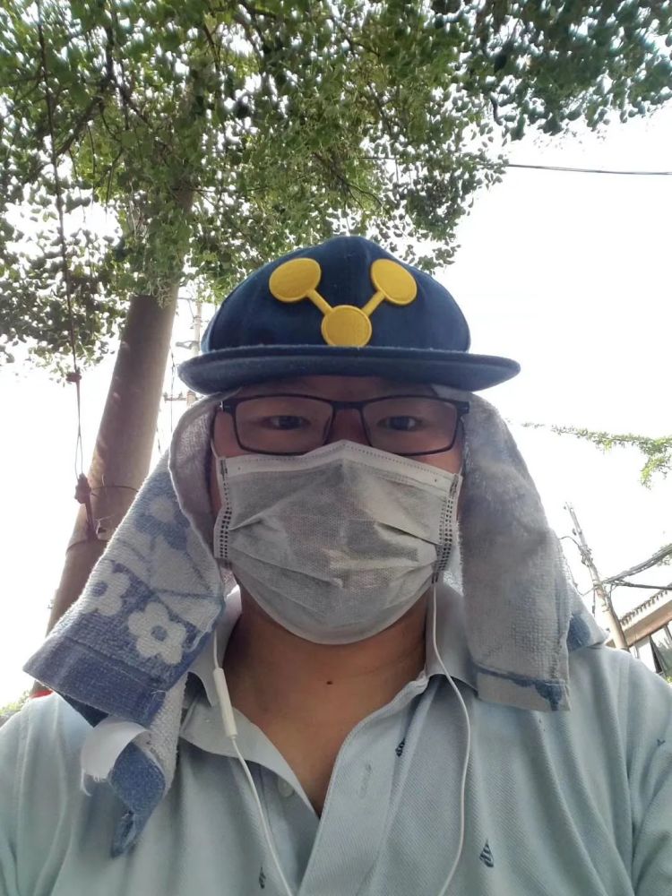 工作的难忘经历每一年他都会来一张自拍照是我们姑苏晚报的记者上图