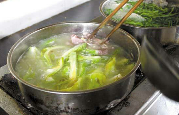 霸王花与仙人掌不同,这种花卉的花朵不会结果,除了可以用来长期观赏外