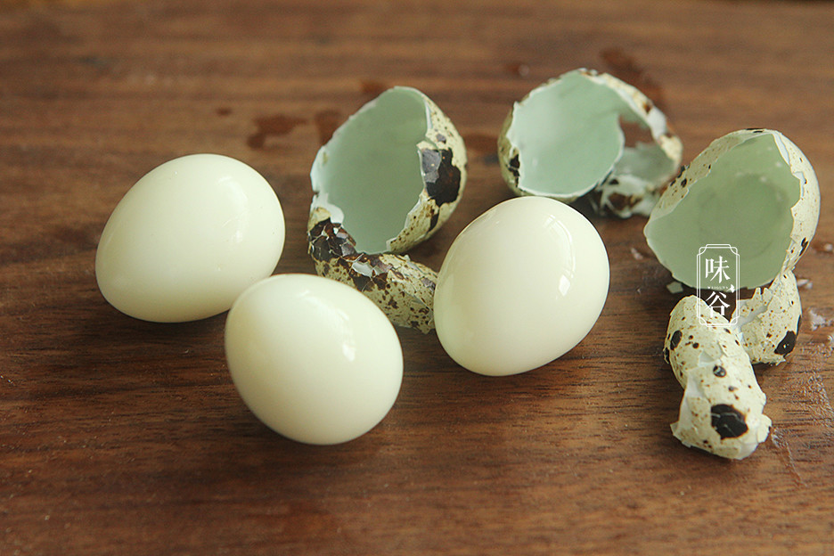 煮鹌鹑蛋时用上这个方法鹌鹑蛋壳一碰就掉单手就能剥开