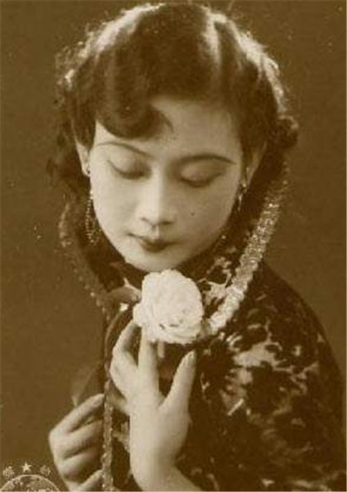 她是上海滩第一美女的女儿,嫁给民国总统,晚年却在寺庙孤独离世