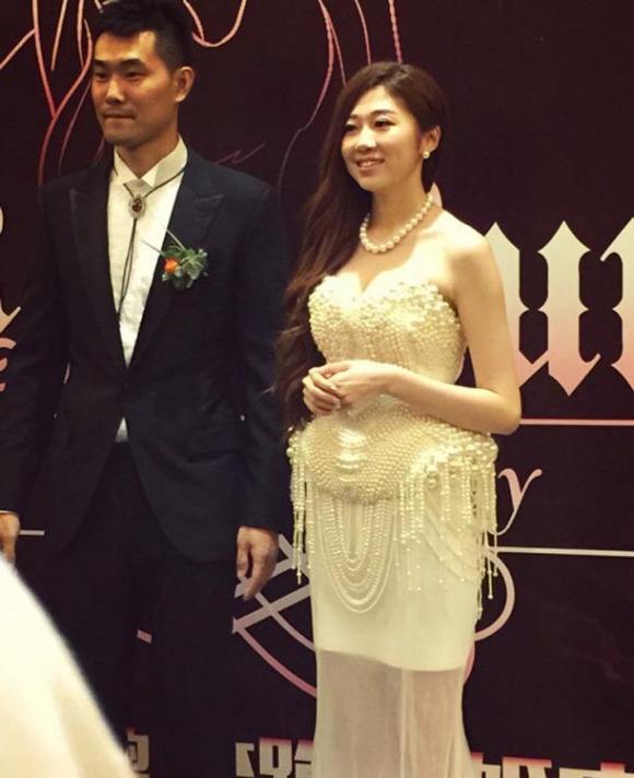 令人羡慕,中国男篮球星王仕鹏,不仅号称"中国科比"还身价过亿