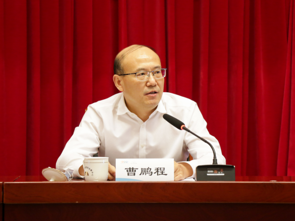 穆鹏,于波,吕桂富,陈合安,叶大华,丁章春等区领导出席会议.