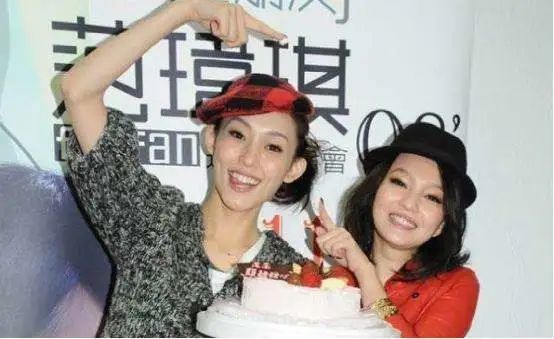 张韶涵|38岁张韶涵被撕上热搜：原生家庭欠你的，你要自己赢回来