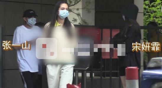 张一山|张一山被分手后首现身，弓腰驼背一身黑很消瘦，左右四顾怕被拍