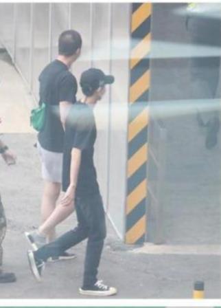 张一山|张一山被分手后首现身，弓腰驼背一身黑很消瘦，左右四顾怕被拍