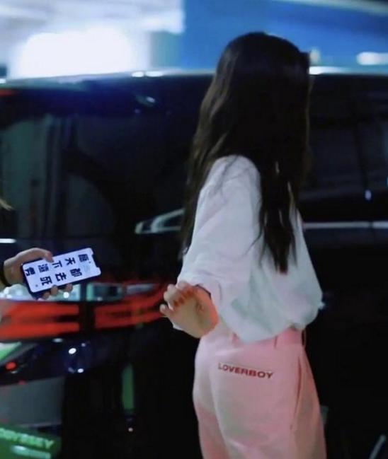 张一山|张一山被分手后首现身，弓腰驼背一身黑很消瘦，左右四顾怕被拍