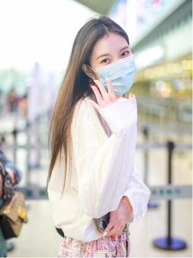 张一山|张一山被分手后首现身，弓腰驼背一身黑很消瘦，左右四顾怕被拍