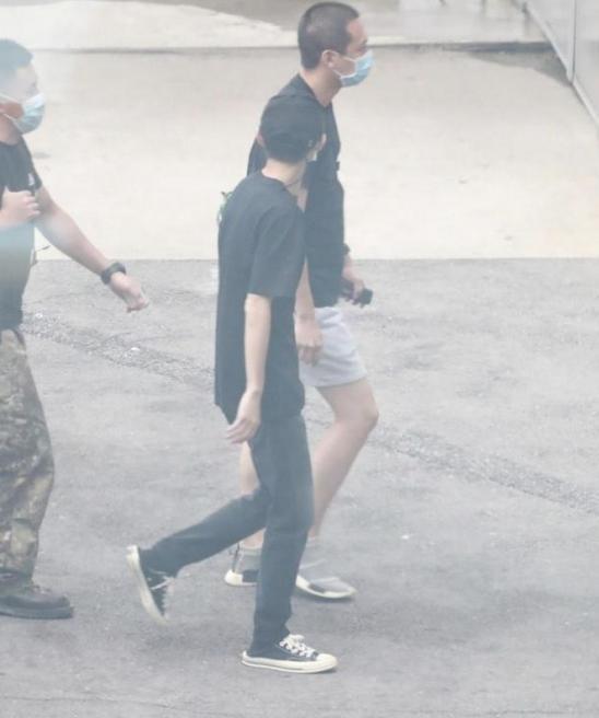 张一山|张一山被分手后首现身，弓腰驼背一身黑很消瘦，左右四顾怕被拍