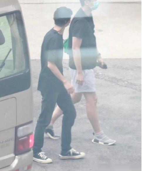 张一山|张一山被分手后首现身，弓腰驼背一身黑很消瘦，左右四顾怕被拍