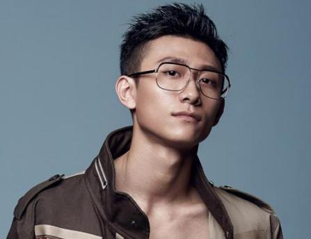 张一山|张一山被分手后首现身，弓腰驼背一身黑很消瘦，左右四顾怕被拍