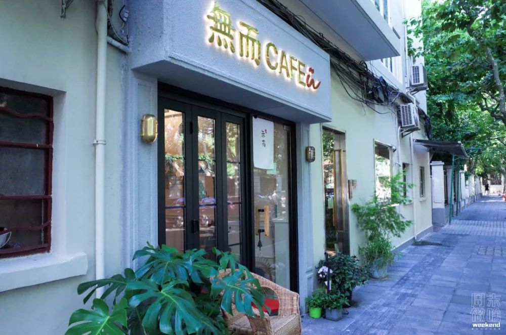 教父"的lavazza将咖啡的香气携至美罗城啦~门头是精致复古的欧式建筑